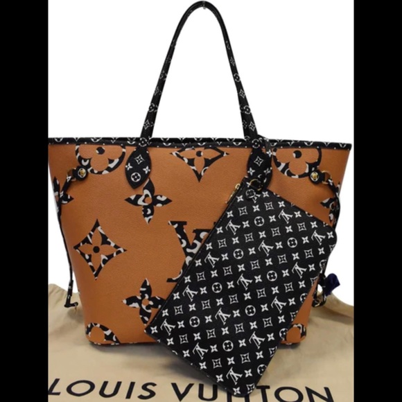 👑✅PRICE FIRM✅ AUTHENTIC Louis Vuitton Black Wristlet - Picture 15 of 17